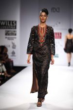 Model walks the ramp for Mynah_s Reynu Tandon at Wills Lifestyle India Fashion Week Autumn Winter 2012 Day 5 on 19th Feb 2012 (64).JPG